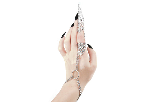 A hand is elegantly displayed wearing a Myril Jewels gothic bracelet, extending into a claw ring via connected chains. This jewelry piece is ideal for aficionados of neo-goth style and serves as a bold accessory for occasions like Halloween, or as a distinctive addition to everyday gothic-chic attire.