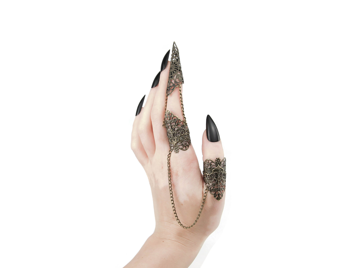 A hand adorned with Myril Jewels' gothic double ring in bronze, exuding dark avant-garde elegance with nail claw design. Perfect for those who cherish neo-gothic jewels and bold, witchcore aesthetics, this piece serves as a distinctive statement for Halloween, rave parties, or as a daring goth girlfriend gift