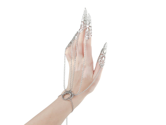 Graceful hand chain bracelet with claws from Myril Jewels, blending neo-gothic allure with avant-garde design. Ideal for those with a love for gothic-chic or witchcore fashion, this piece makes a statement for Halloween or as an everyday symbol of dark elegance.