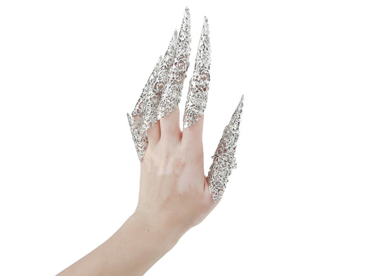 A hand is adorned with Myril Jewels' midi rings, featuring delicate filigree and extended claws. This bold jewelry embodies the dark, avant-garde essence, perfect for neo-gothic or minimal goth fashion statements and Witchcore enthusiasts