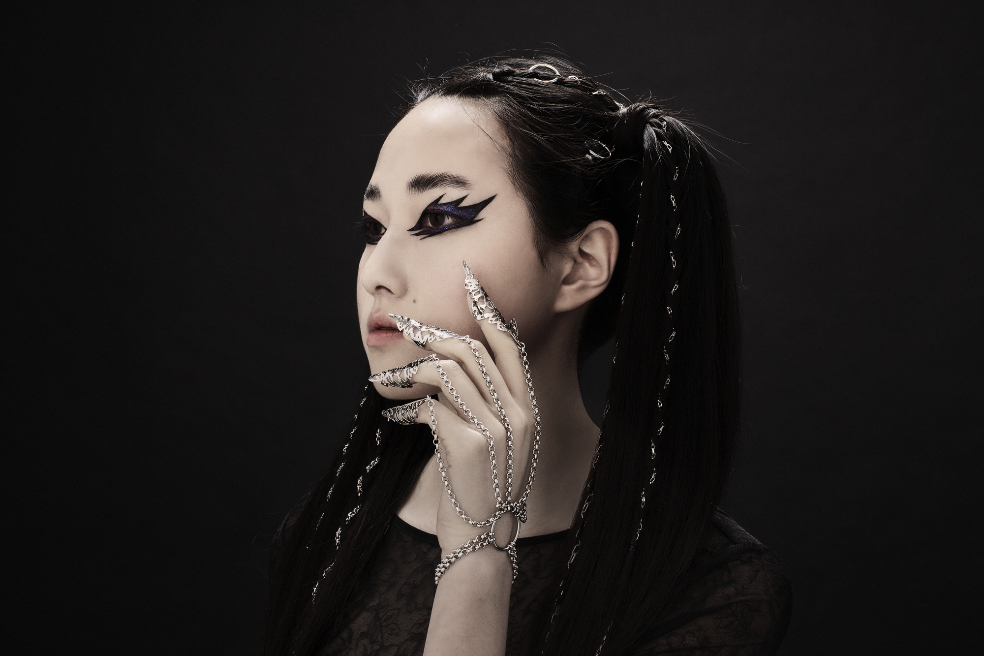 Striking hand chain bracelet with nail claws by Myril Jewels, embodying a dark avant-garde aesthetic. This neo-goth piece is ideal for Halloween and punk looks, infusing whimsigoth elegance into everyday wear, festival outfits, or as a unique goth girlfriend gift