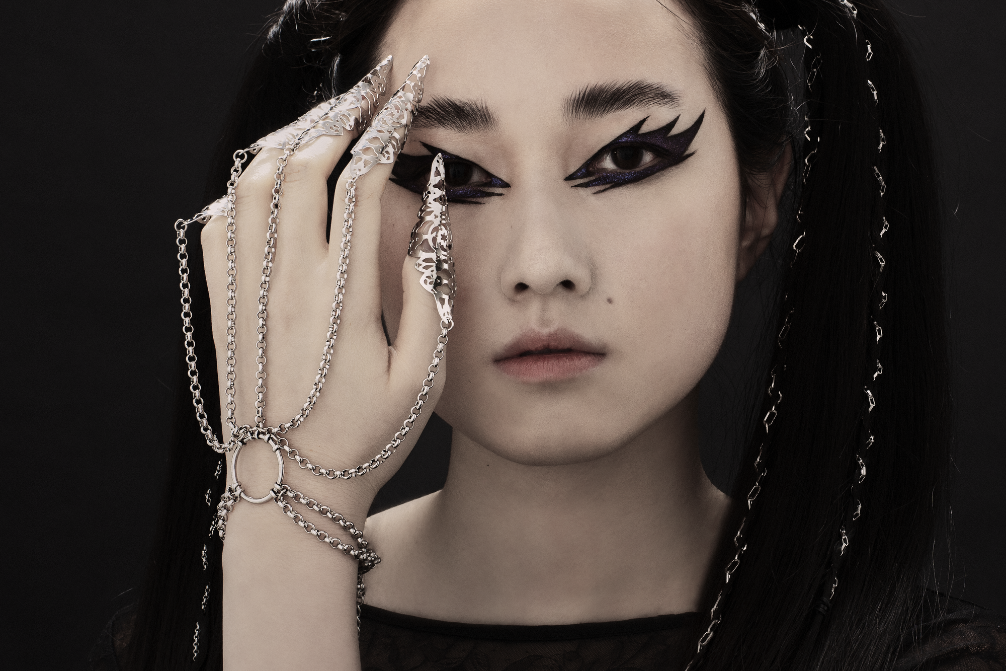 Striking hand chain bracelet with nail claws by Myril Jewels, embodying a dark avant-garde aesthetic. This neo-goth piece is ideal for Halloween and punk looks, infusing whimsigoth elegance into everyday wear, festival outfits, or as a unique goth girlfriend gift