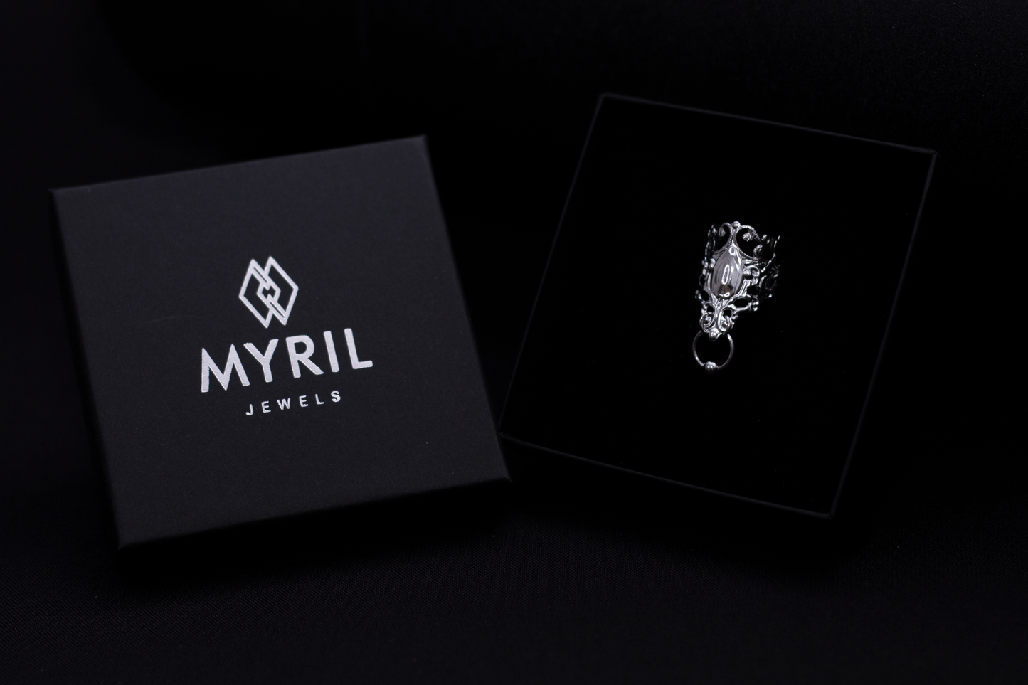  A Myril Jewels midi ring with a gothic design captures the essence of neo-goth style. Perfect for those seeking Halloween or punk jewelry, it blends gothic-chic and whimsigoth trends. Ideal for rave party wear, festivals, or as a bold statement piece. This unique ring makes for an intriguing goth girlfriend or friend gift idea.