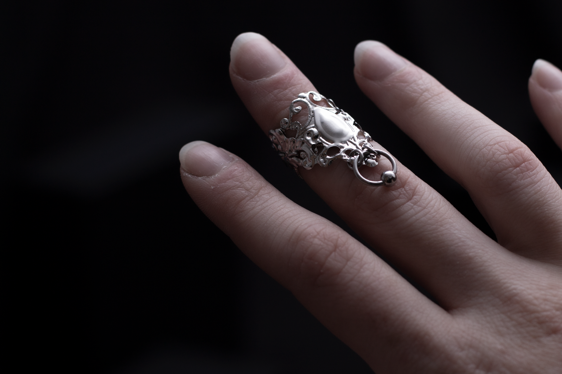 Sophisticated midi ring from Myril Jewels, featuring neo-gothic design and crafted for the dark-avantgarde enthusiast. The ring presents a whimsical witchcore style, making it an exquisite choice for Halloween, festivals, and everyday wear. A bold, gothic-chic accessory, it’s an ideal gift for the goth girlfriend or a cherished friend.