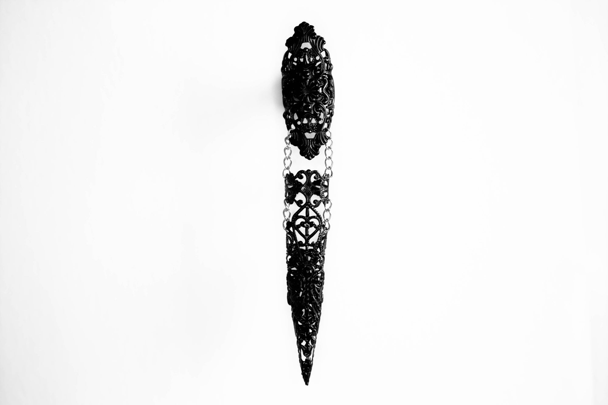 Myril Jewels presents an exquisite gothic black full finger ring, featuring an intricate lace-like design with a long claw, perfect for adding a touch of dark avant-garde to any outfit