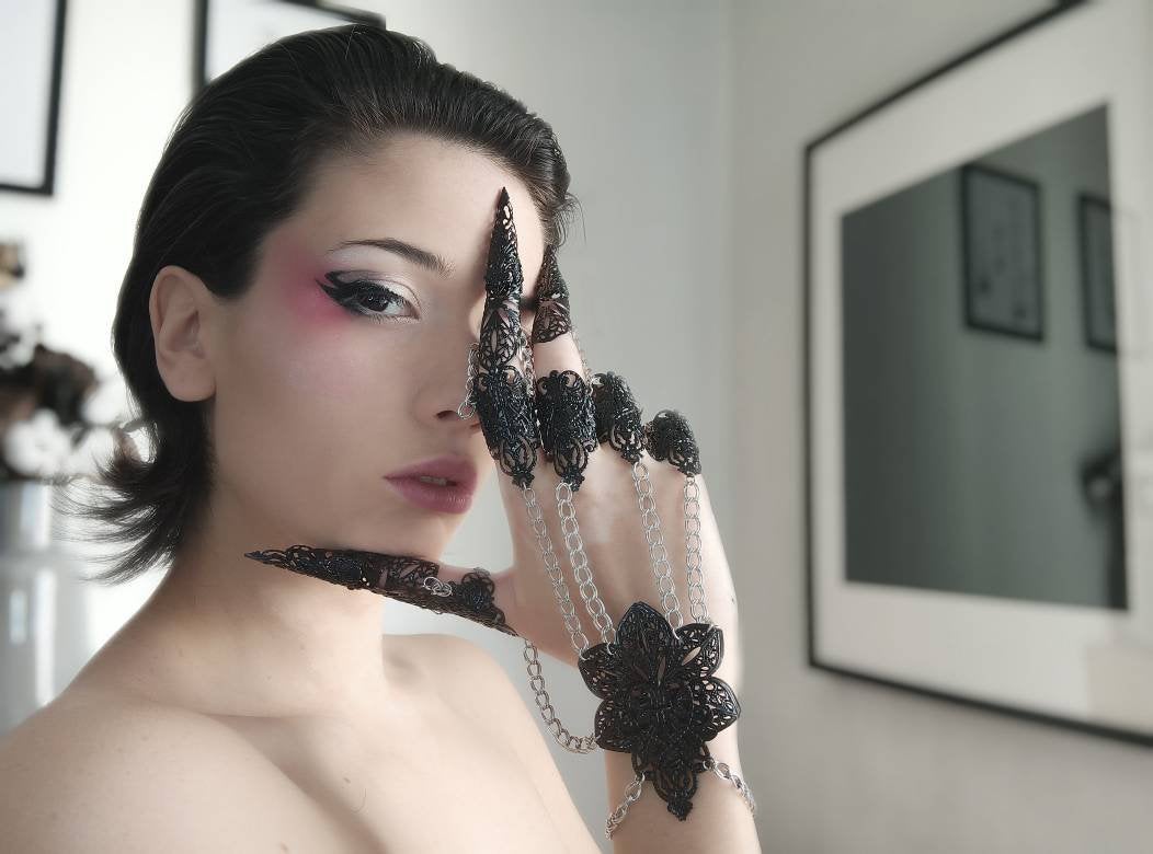 Step into the spotlight with Myril Jewels' exquisite full hand set of armored claw rings, a masterpiece of dark-avantgarde design. Each ring is meticulously crafted to enhance the gothic and alternative fashion lover's ensemble, making it a perfect match for Halloween jewelry collectors, Punk enthusiasts, and Neo Gothic style connoisseurs. This Gothic-chic accessory harmoniously blends the drama of drag performances with the subtlety of everyday wear
