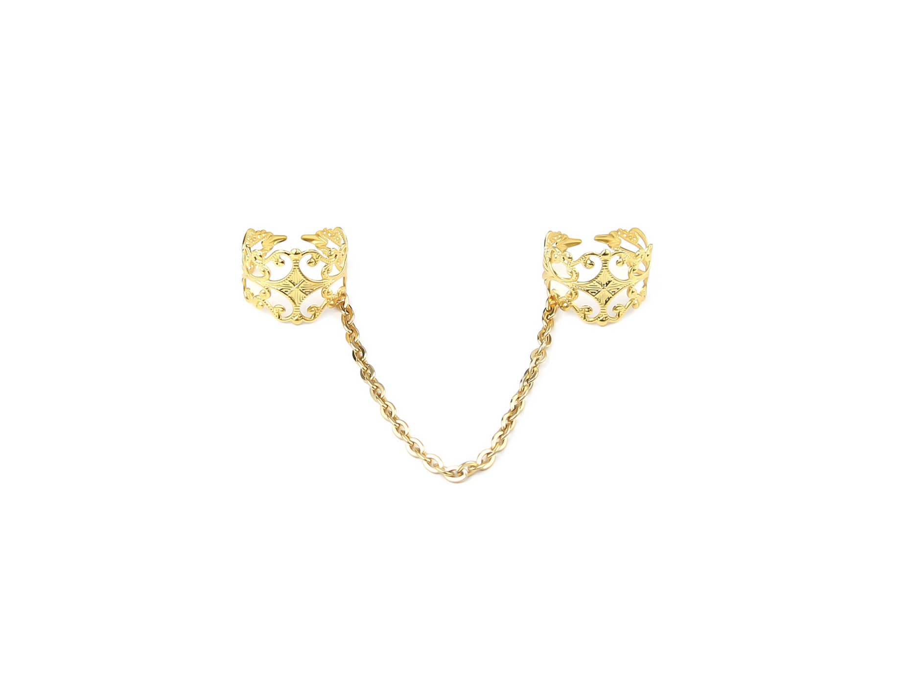 Intricately designed Myril Jewels double ring in gold tone featuring baroque-inspired motifs, connected by a delicate gold stainless steel chain, epitomizing the brand's signature dark-avantgarde aesthetic. This handcrafted Italian jewelry is perfect for those embracing gothic and alternative styles, blending elements of Neo Gothic and Gothic-chic. Ideal for adding a sophisticated yet edgy touch to Halloween, Punk, or Whimsigoth ensembles, this piece captures the essence of Witchcore