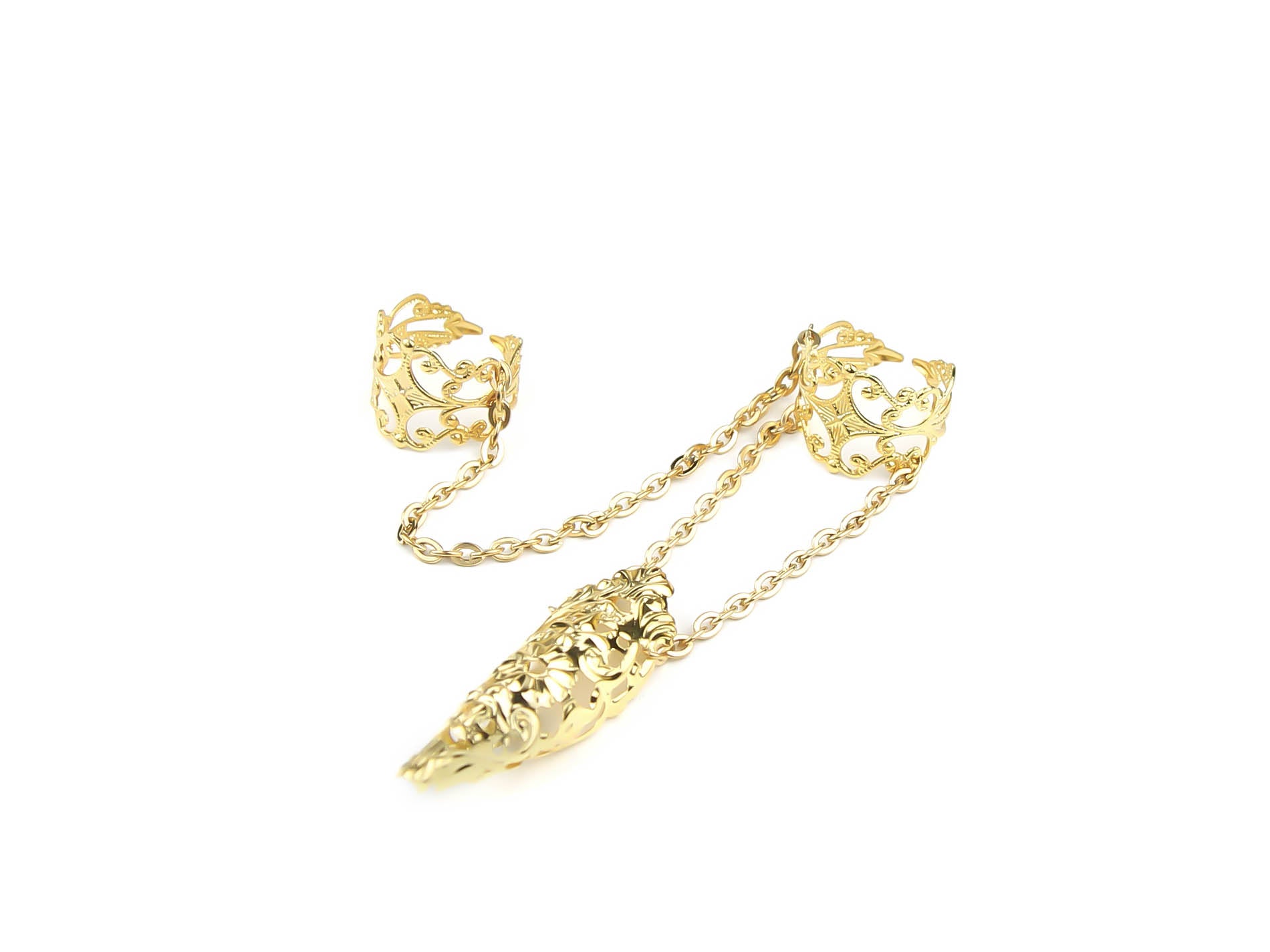 This is an image of a Myril Jewels double ring with claw design, featuring intricate gold filigree that exudes a dark-avantgarde and neo-goth style. The rings are connected by a chain, embodying the gothic-chic aesthetic. Ideal for Halloween, these rings are a statement piece for whimsigoth and witchcore enthusiasts, and versatile enough for everyday wear, rave parties, or as an addition to a festival jewel collection.