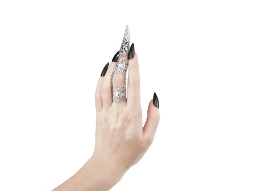 Experience the daring fusion of gothic artistry and punk edge with Myril Jewels' armored claw ring, an exceptional choice for dark avant-garde enthusiasts. This detailed filigree ring extends over the fingers, perfect for Halloween, Neo Gothic styles, and Gothic-chic statements. It captures the essence of Whimsigoth and Witchcore trends, and is an audacious accessory for drag queens, performers, or anyone embracing a minimal goth look.