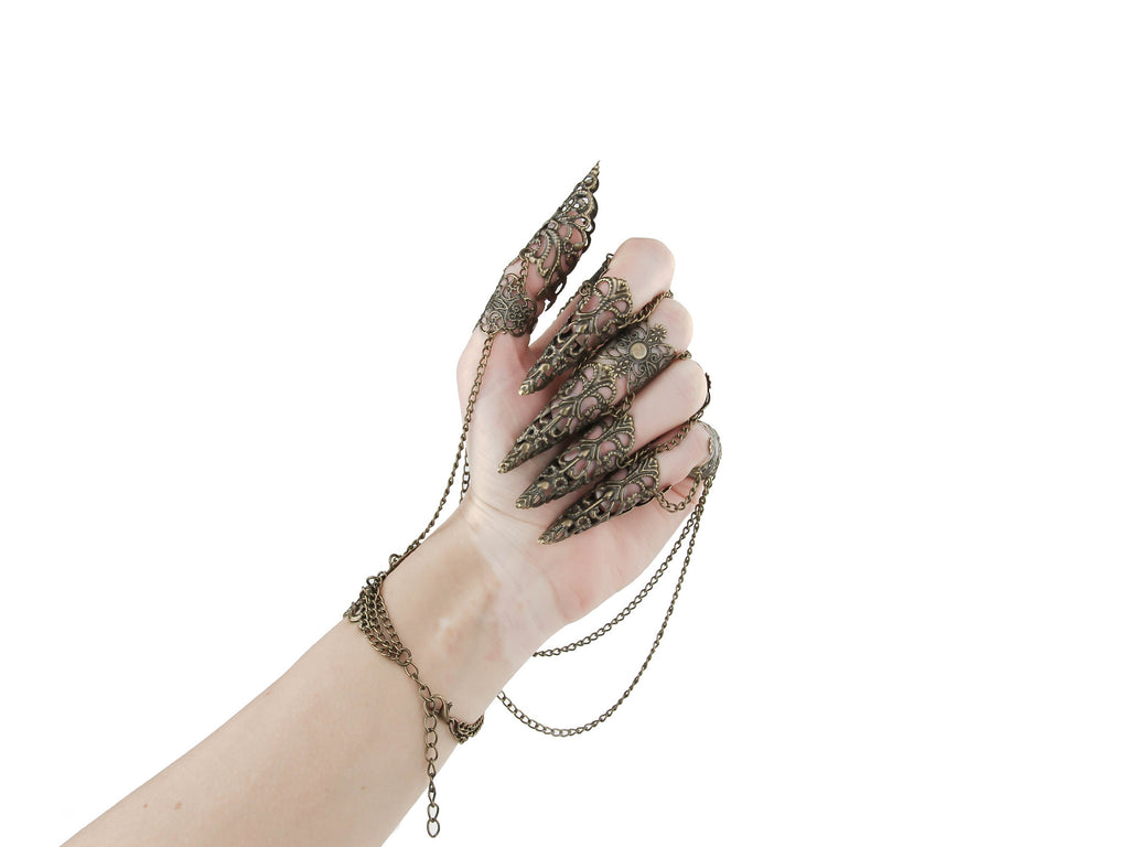 An intricate bronze metal glove with finger claw rings from Myril Jewels, blending gothic-chic style with neo-gothic artistry. Ideal for those seeking bold witchcore jewelry, it’s perfect for Halloween, rave parties, or as a standout piece in a minimal goth wardrobe.