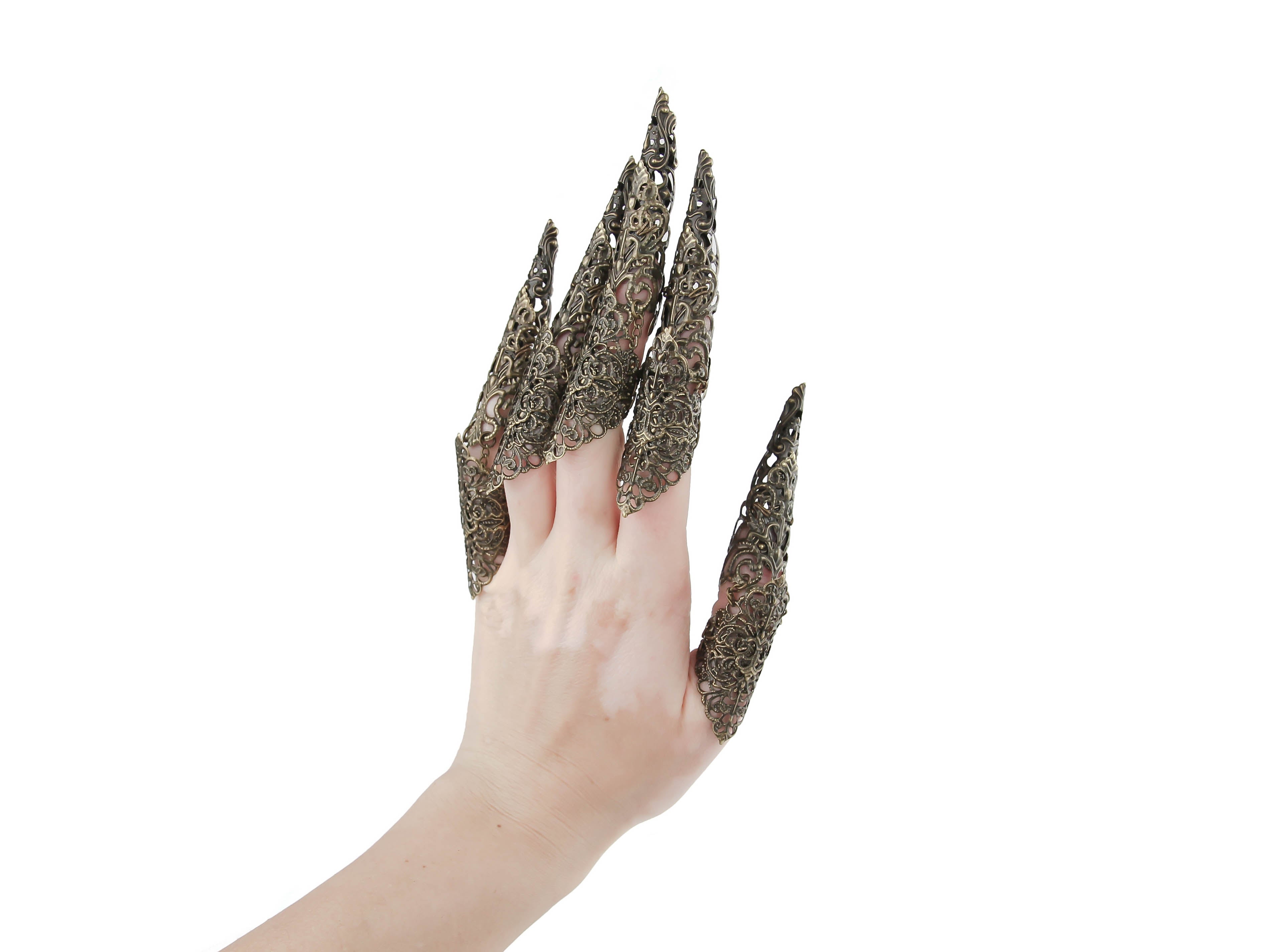 Hand adorned with Myril Jewels' bronze midi rings, each extending into intricate long claws, embodying a neo-gothic flair. Perfect for those who favor Halloween Jewelry or bold, gothic-chic everyday wear, these rings are true festival jewels, reflecting a dark, avant-garde style