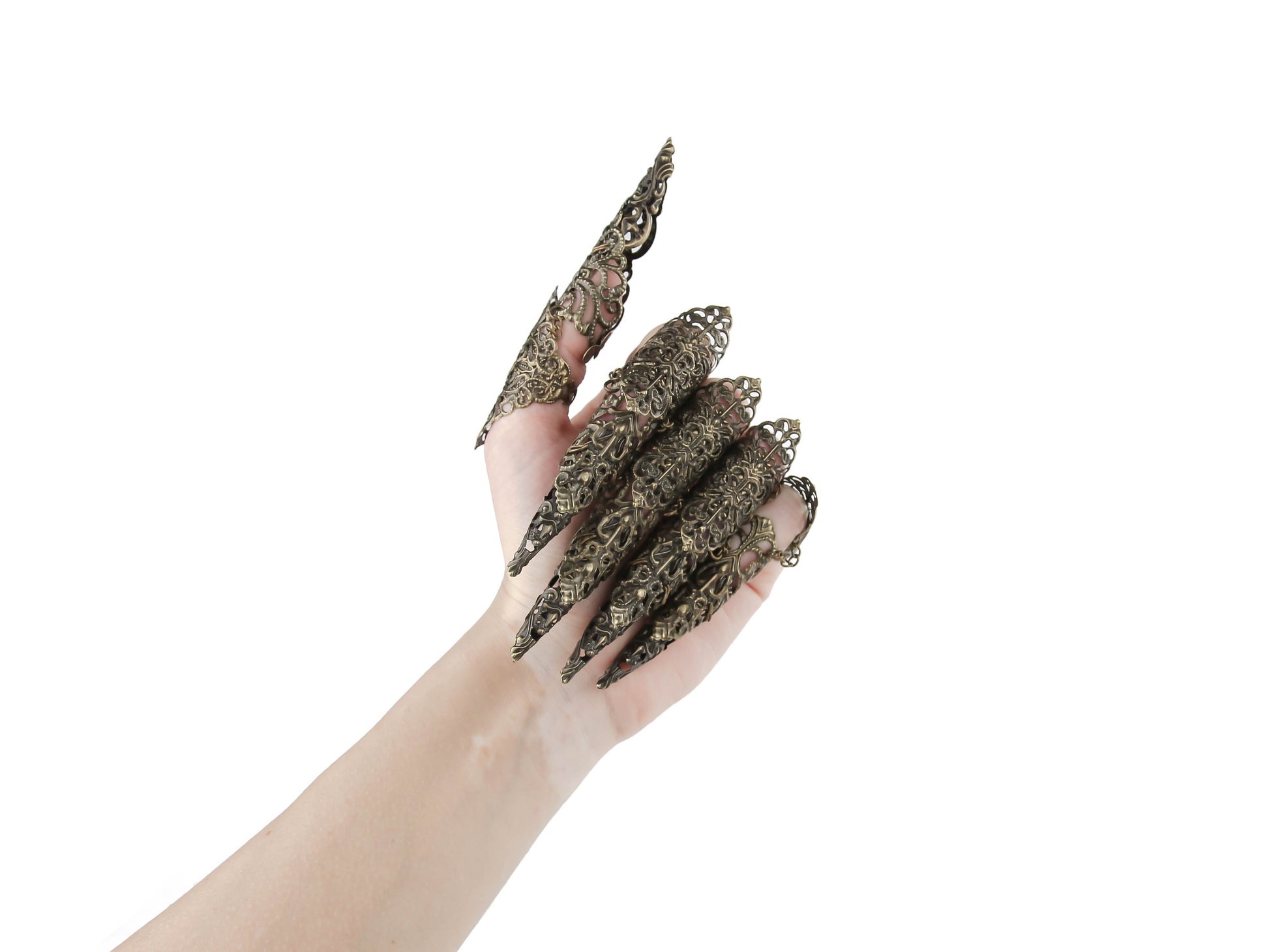 Hand adorned with Myril Jewels' bronze midi rings, each extending into intricate long claws, embodying a neo-gothic flair. Perfect for those who favor Halloween Jewelry or bold, gothic-chic everyday wear, these rings are true festival jewels, reflecting a dark, avant-garde style