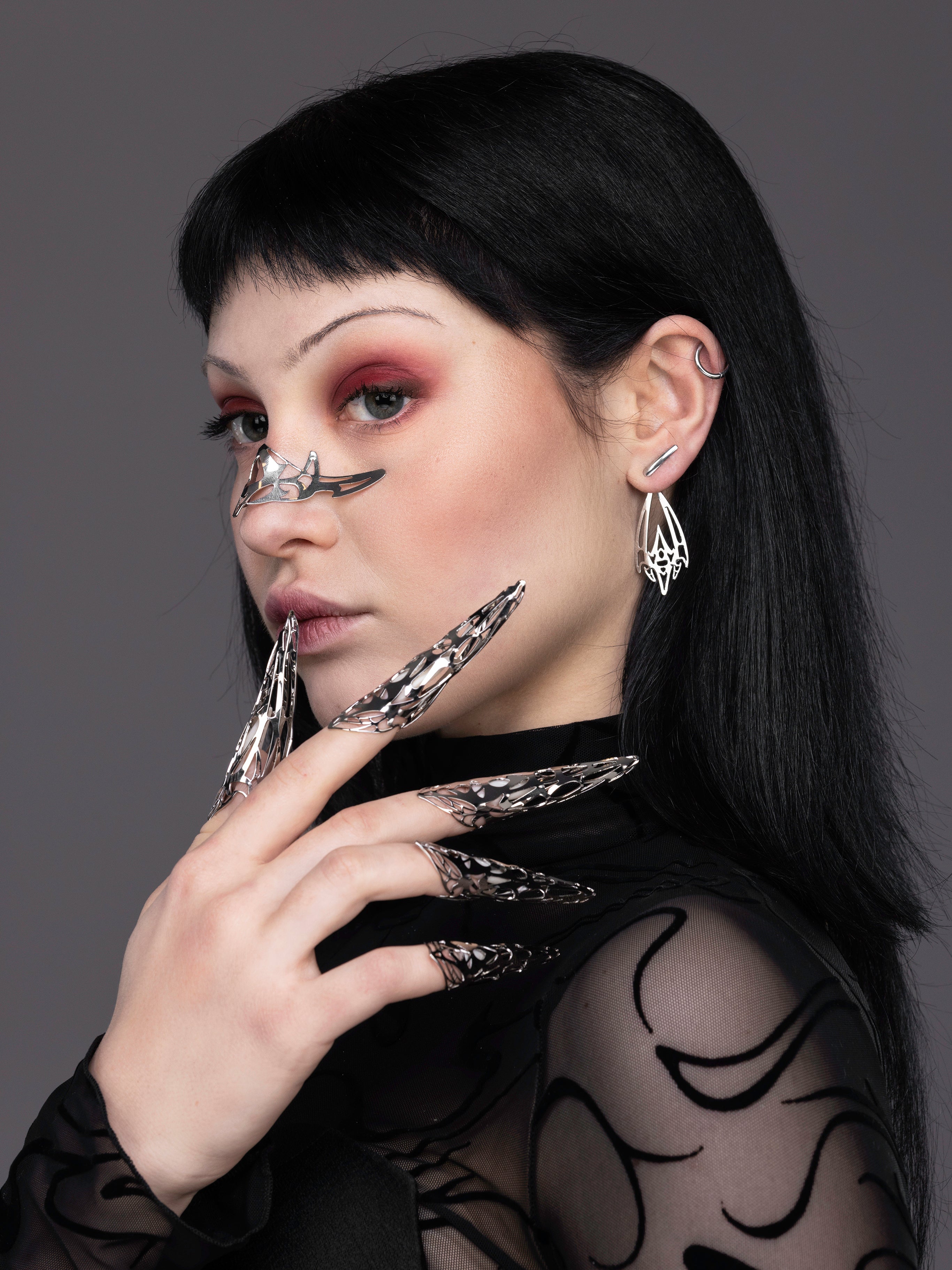Winzige dunkle futuristische Ohrringe LUMORA