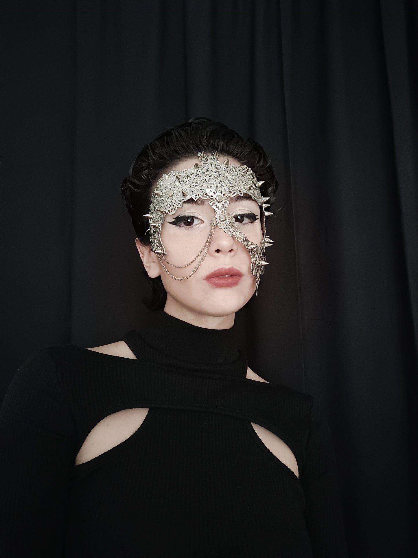 Embrace the allure of dark-avantgarde with Myril Jewels' handcrafted metal filigree mask, a perfect blend of Neo Gothic sophistication and Witchcore mystique. This intricate piece is ideal for Gothic-chic enthusiasts and makes a statement accessory for Halloween or any Punk-inspired event.