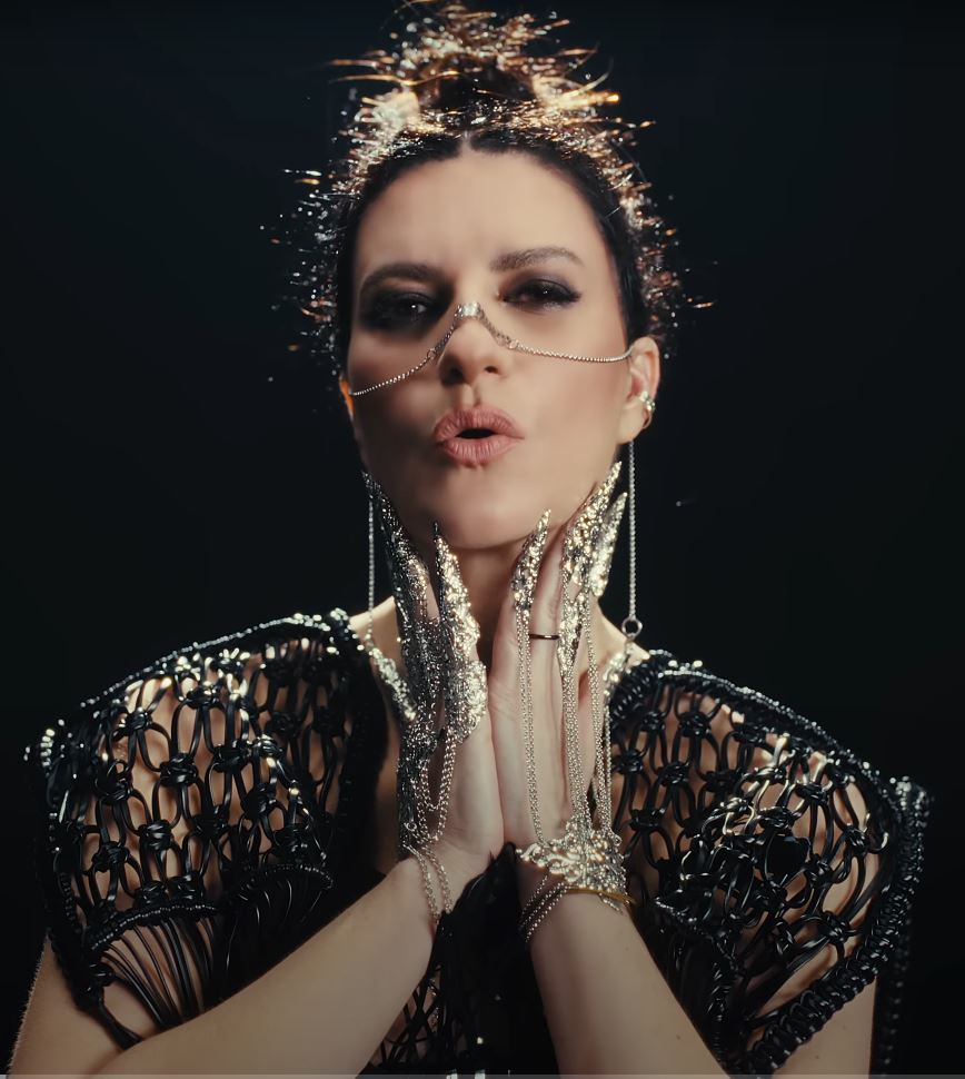 Italian icon and singer Laura Pausini wears Myril Jewels in the video clip of Lazza, Laura Pausini - ZERI IN PIÙ (LOCURA). Laura Pausini's Jewelry in Zeri in più (locura) feat Lazza