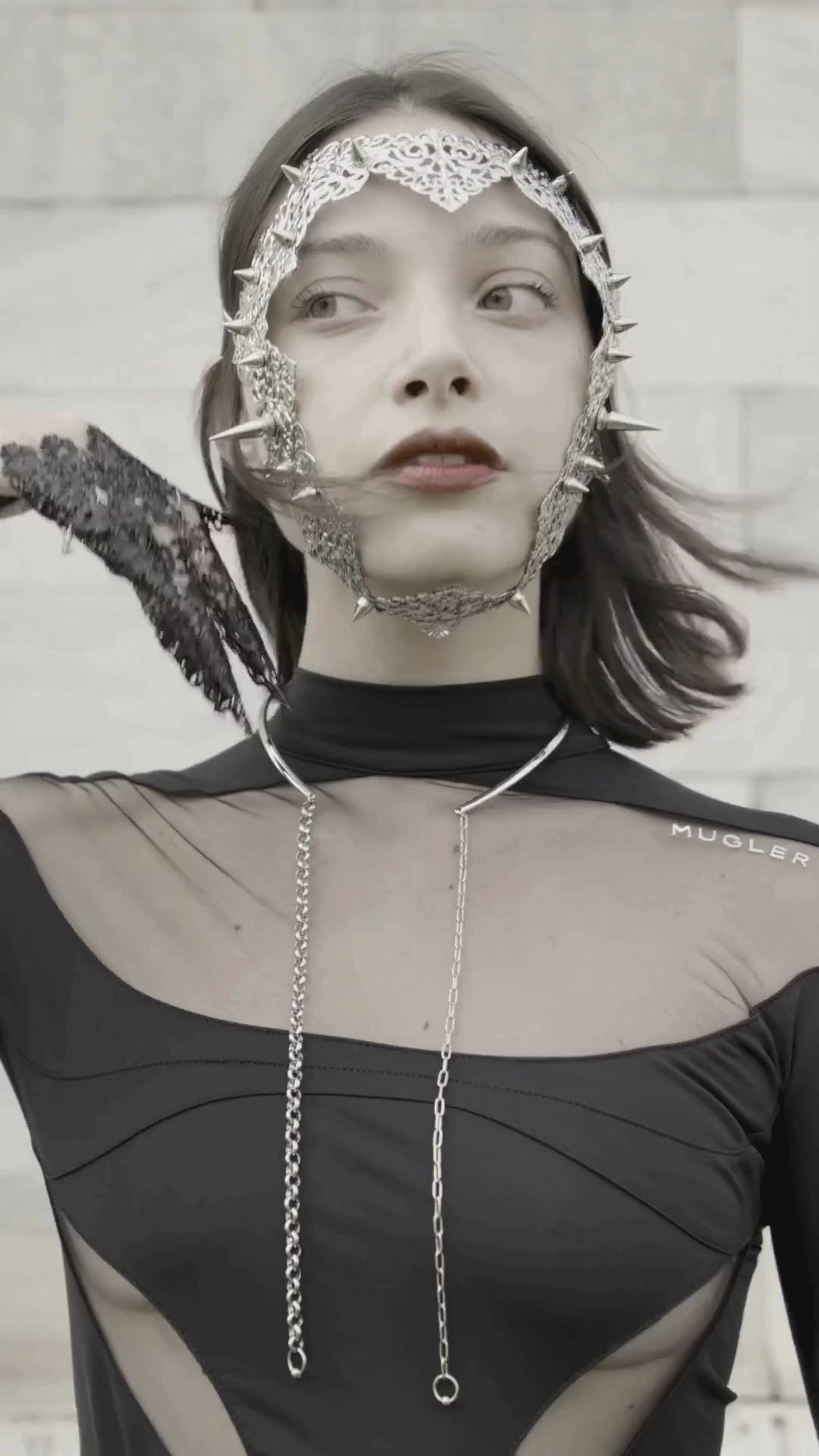 Rigid Choker with Long Chains R-01