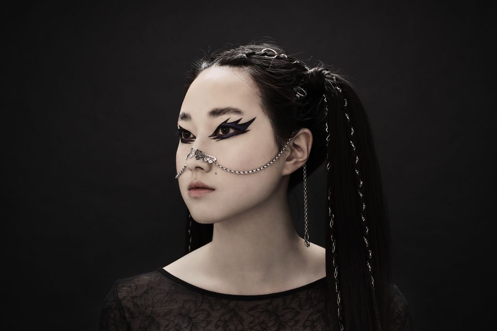 A model presents Myril Jewels' elegant nose chain, embodying the neo-gothic spirit. Perfect for those seeking gothic-chic or Witchcore vibes, this jewelry piece is a striking choice for Halloween, rave parties, or as an everyday symbol of alternative fashion.