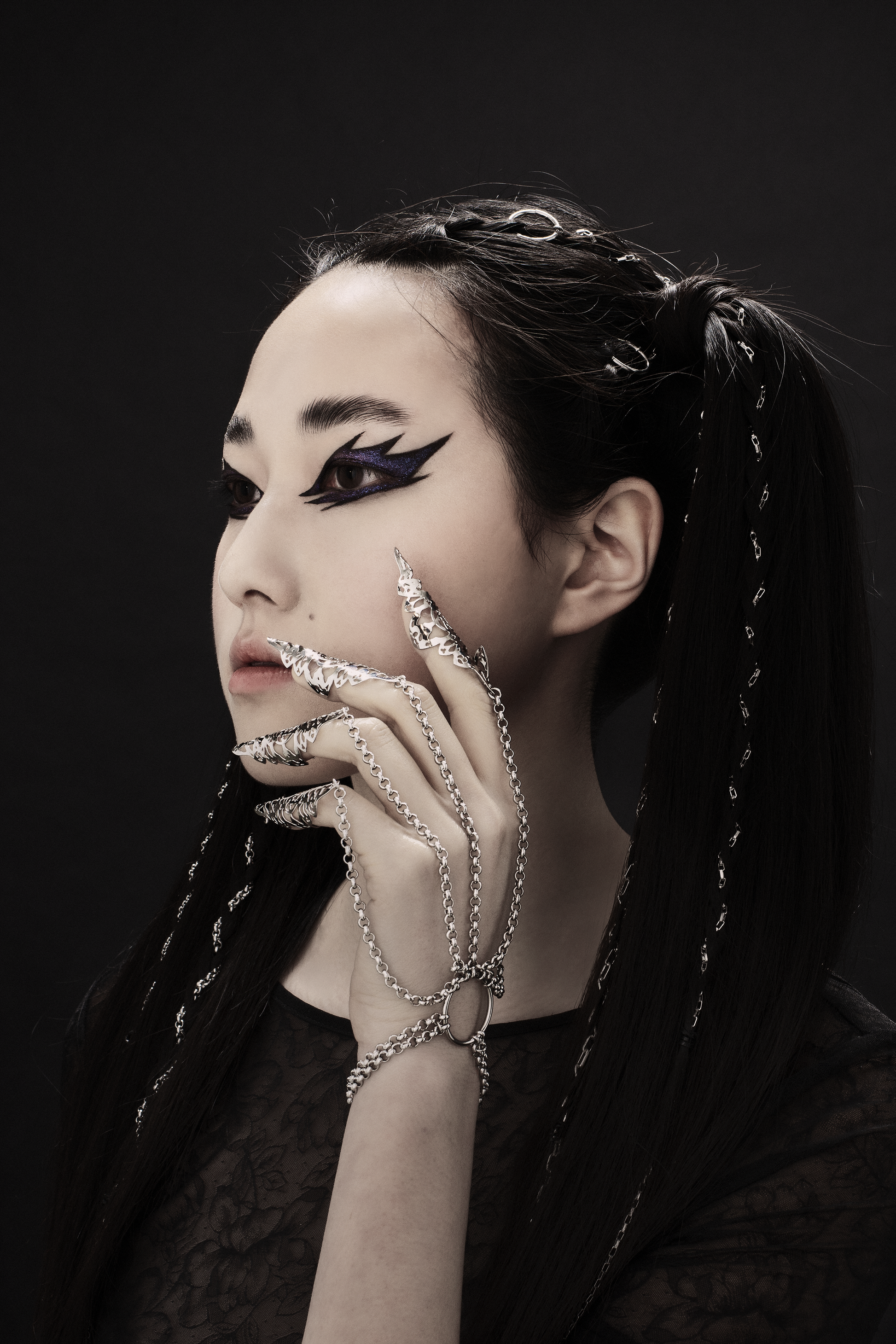 Striking hand chain bracelet with nail claws by Myril Jewels, embodying a dark avant-garde aesthetic. This neo-goth piece is ideal for Halloween and punk looks, infusing whimsigoth elegance into everyday wear, festival outfits, or as a unique goth girlfriend gift