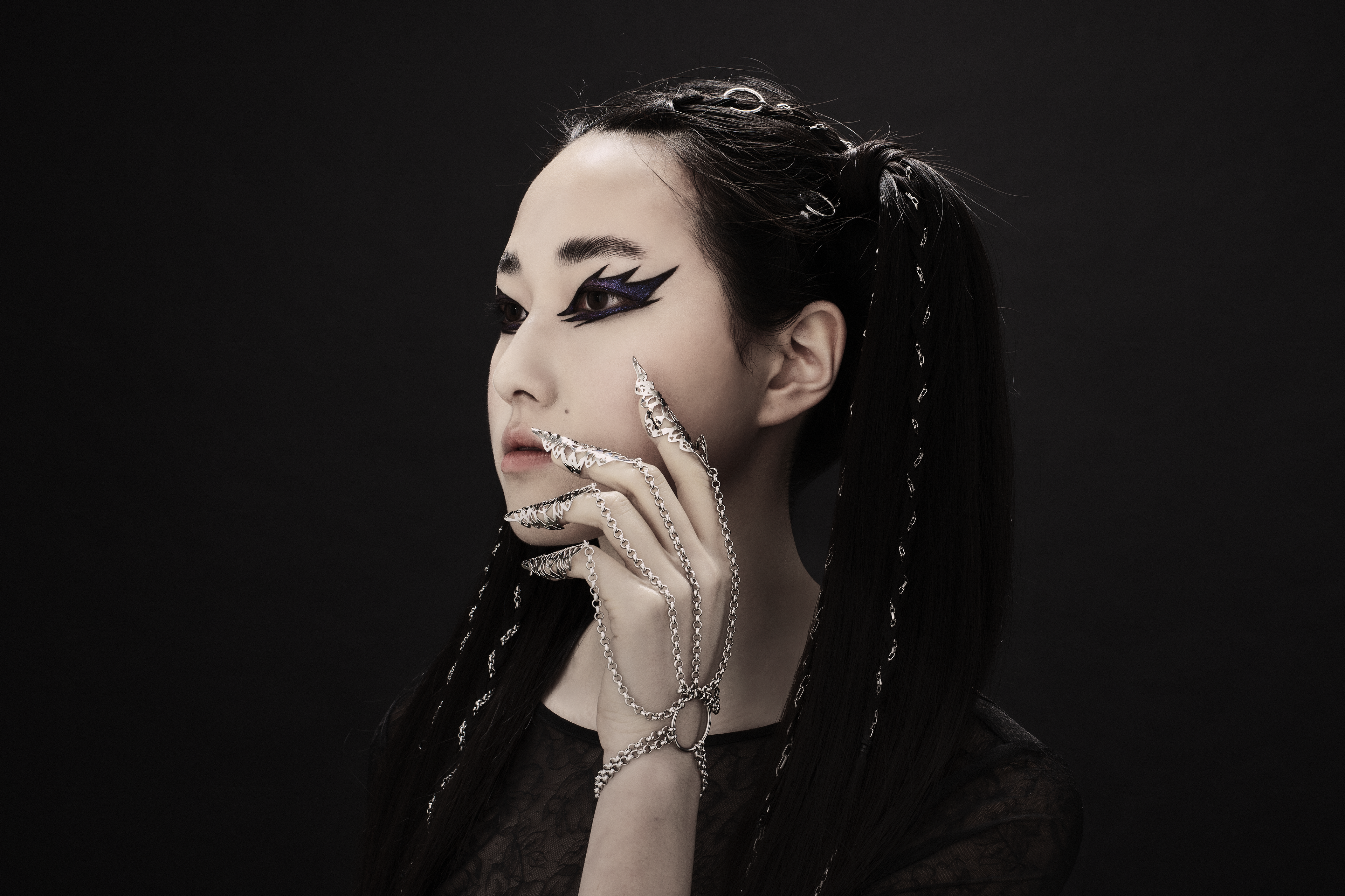 Striking hand chain bracelet with nail claws by Myril Jewels, embodying a dark avant-garde aesthetic. This neo-goth piece is ideal for Halloween and punk looks, infusing whimsigoth elegance into everyday wear, festival outfits, or as a unique goth girlfriend gift