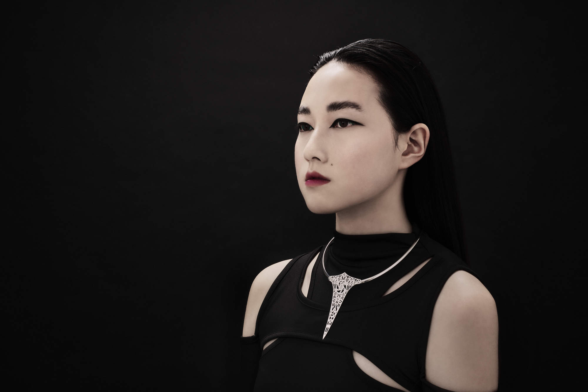  A model displays Myril Jewels' v-shaped rigid necklace, featuring intricate gothic church motifs, against a dark background. The piece is a striking example of neo-goth jewelry, perfect for individuals who celebrate Halloween, embrace punk fashion, or seek a unique accessory for rave parties or everyday wear.
