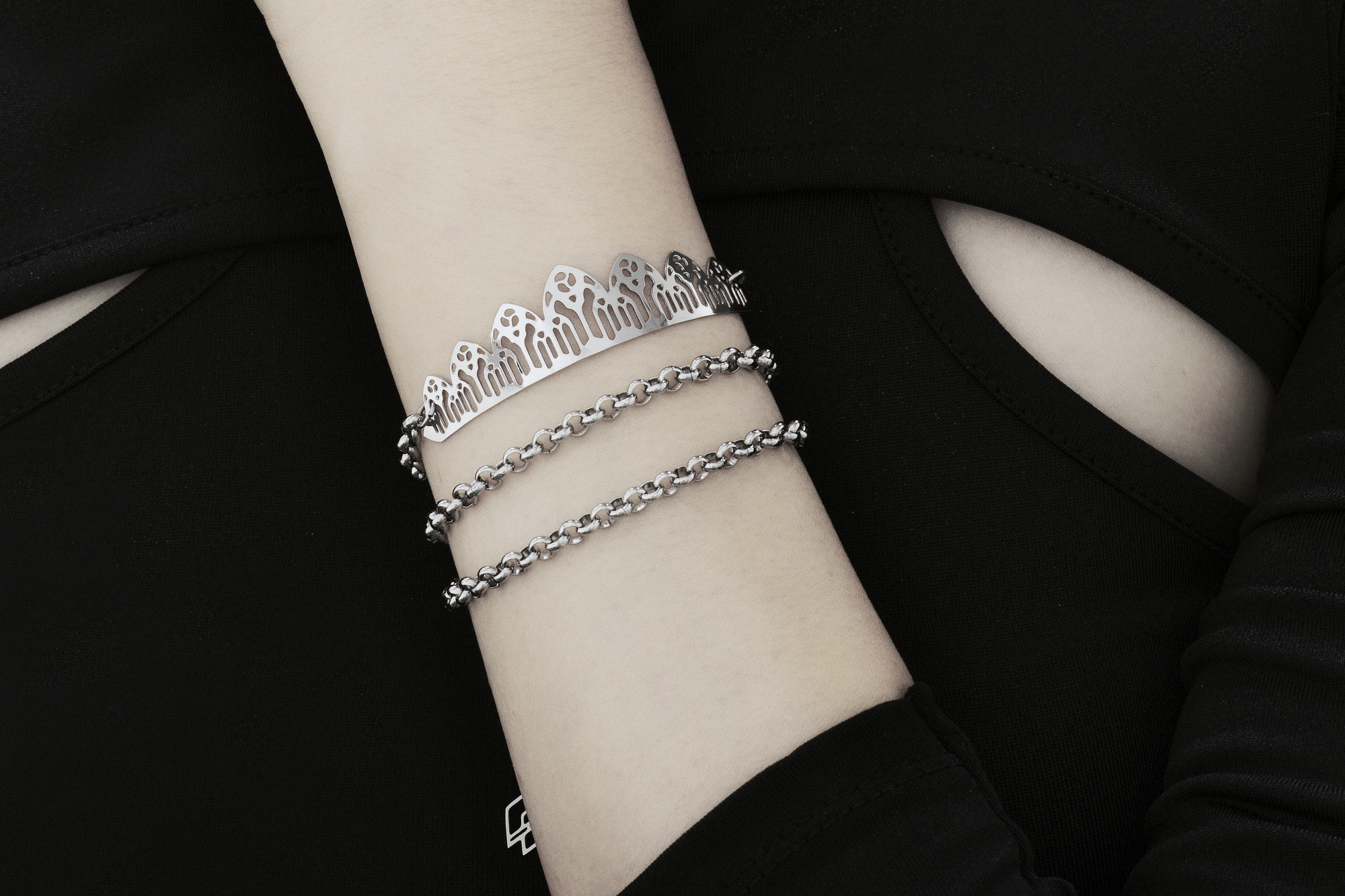 Adorn your wrist with the Myril Jewels gothic arches-inspired chain bracelet, a perfect embodiment of dark avant-garde aesthetics. This exquisite piece, with its detailed filigree work, is ideal for those devoted to Neo Gothic jewels and gothic-chic jewellery. It's a versatile accessory for Halloween, adding a punk touch to everyday wear, and aligns seamlessly with Whimsigoth and Witchcore styles, as well as minimal goth fashion statements
