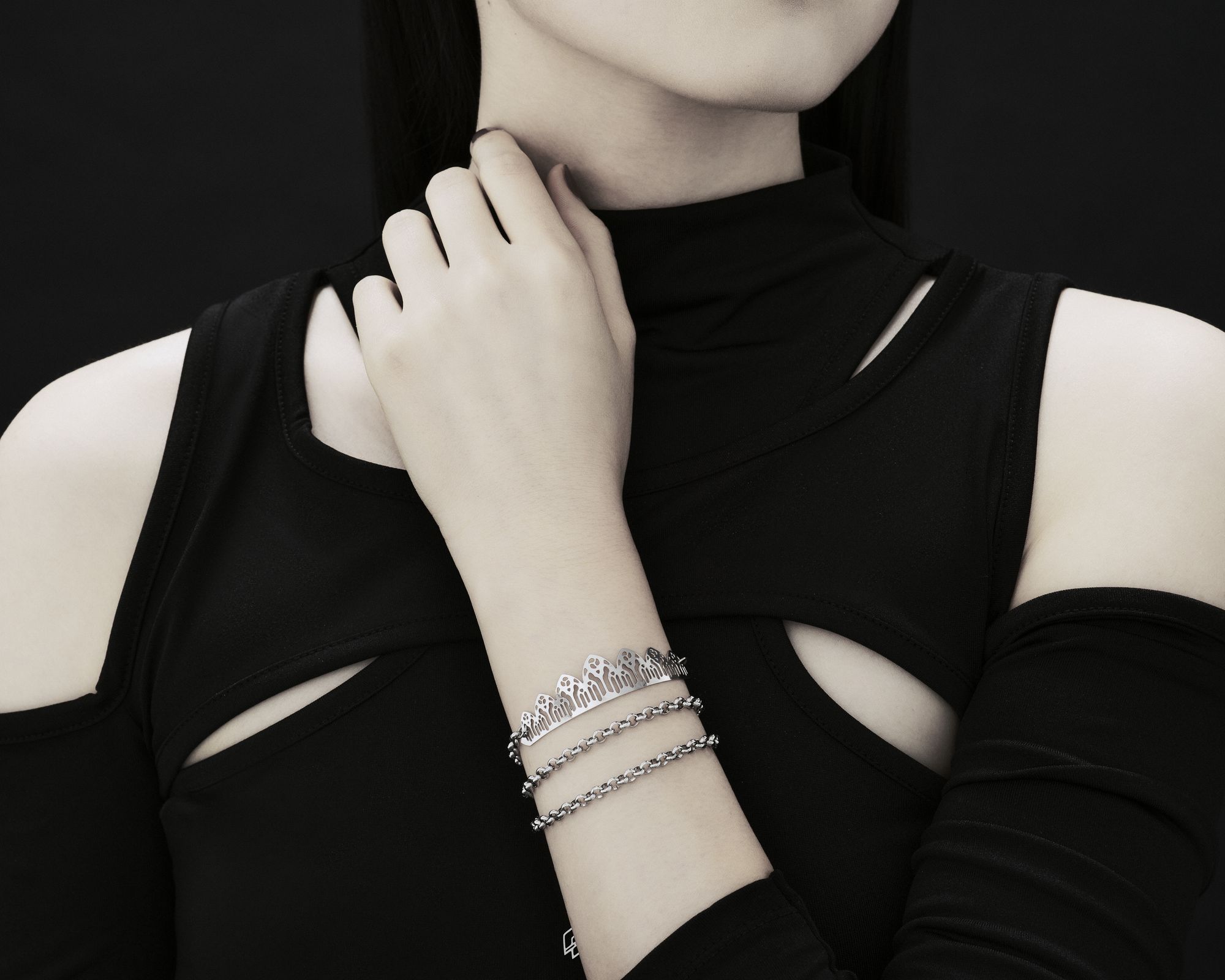 This Myril Jewels chain bracelet with gothic arches and filigree detailing captures the essence of dark, avant-garde elegance. Crafted for the gothic and alternative style connoisseur, it's a harmonious blend of Neo Gothic and Witchcore aesthetics. Ideal for Halloween, everyday wear, or as a statement piece within a Gothic-chic or minimal goth wardrobe, this bracelet is a quintessential accessory for those who embody the whimsigoth spirit