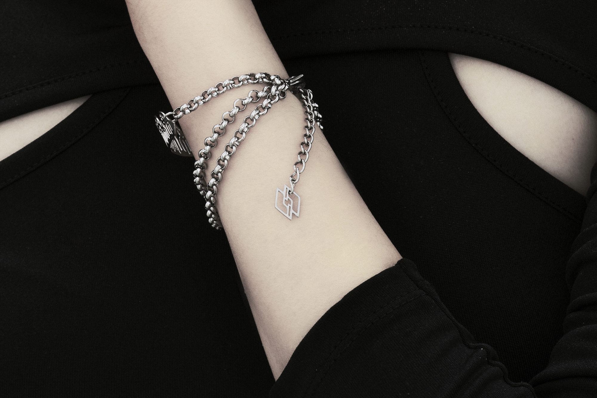 This Myril Jewels chain bracelet with gothic arches and filigree detailing captures the essence of dark, avant-garde elegance. Crafted for the gothic and alternative style connoisseur, it's a harmonious blend of Neo Gothic and Witchcore aesthetics. Ideal for Halloween, everyday wear, or as a statement piece within a Gothic-chic or minimal goth wardrobe, this bracelet is a quintessential accessory for those who embody the whimsigoth spirit