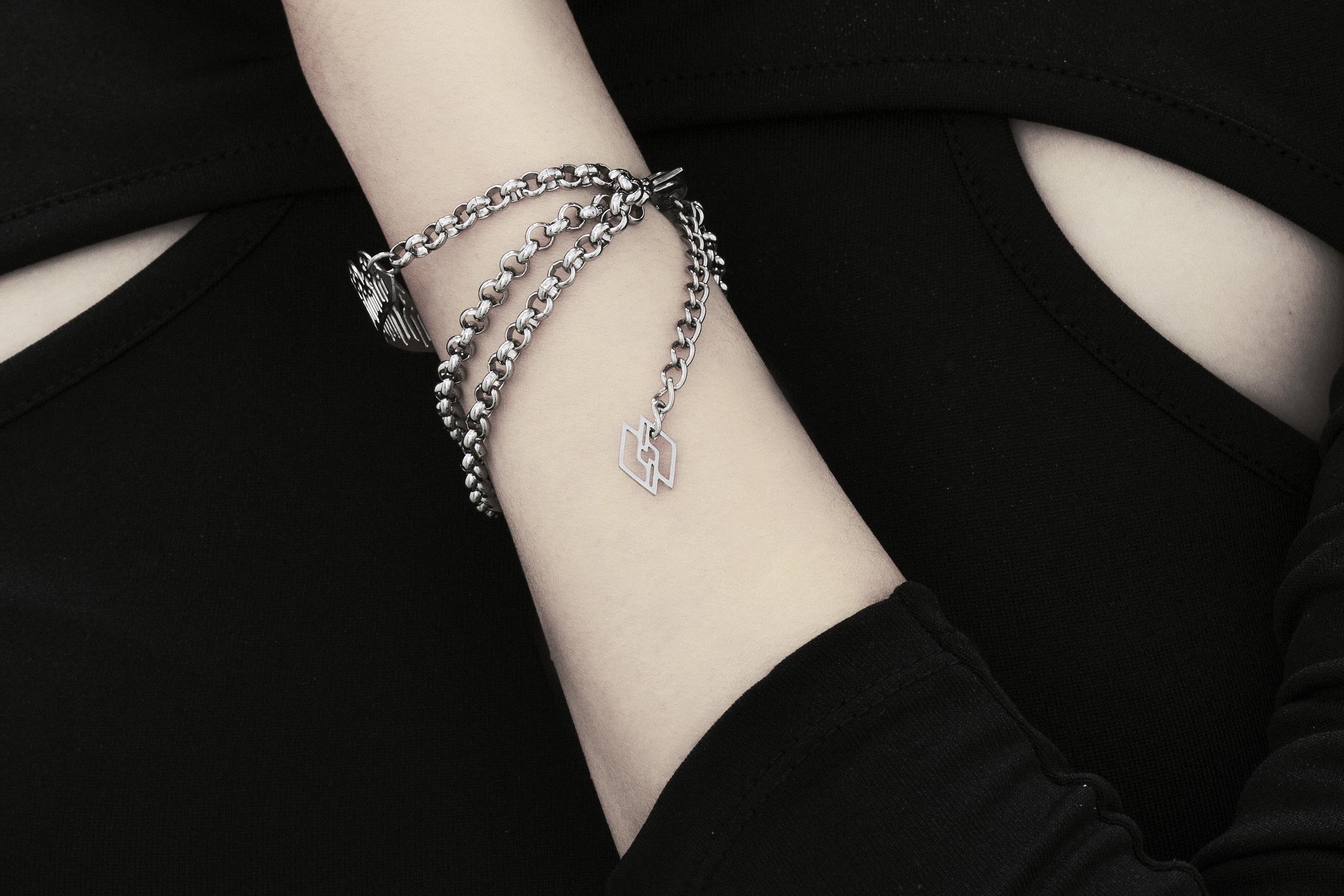 This Myril Jewels chain bracelet with gothic arches and filigree detailing captures the essence of dark, avant-garde elegance. Crafted for the gothic and alternative style connoisseur, it's a harmonious blend of Neo Gothic and Witchcore aesthetics. Ideal for Halloween, everyday wear, or as a statement piece within a Gothic-chic or minimal goth wardrobe, this bracelet is a quintessential accessory for those who embody the whimsigoth spirit