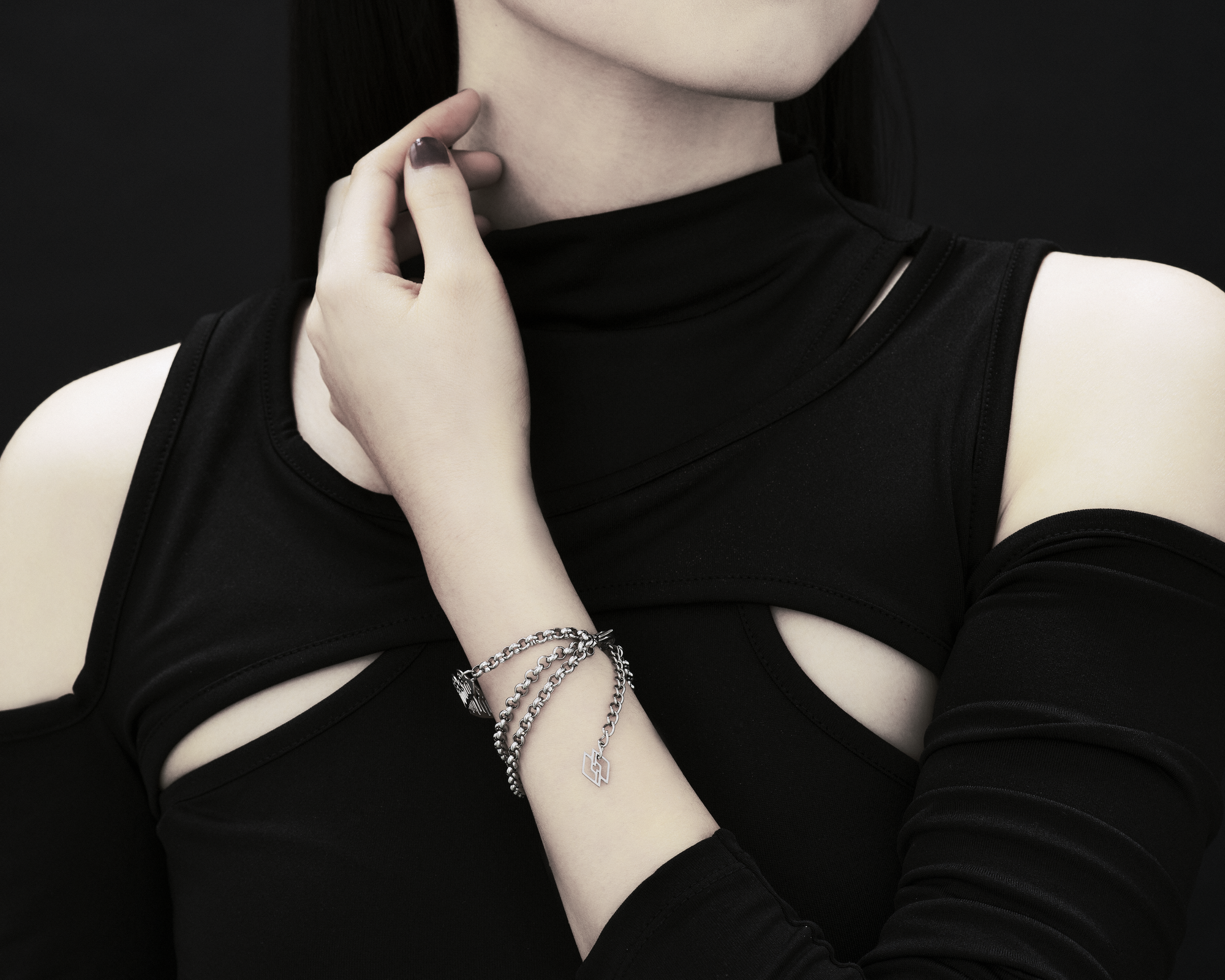 Adorn your wrist with the Myril Jewels gothic arches-inspired chain bracelet, a perfect embodiment of dark avant-garde aesthetics. This exquisite piece, with its detailed filigree work, is ideal for those devoted to Neo Gothic jewels and gothic-chic jewellery. It's a versatile accessory for Halloween, adding a punk touch to everyday wear, and aligns seamlessly with Whimsigoth and Witchcore styles, as well as minimal goth fashion statements