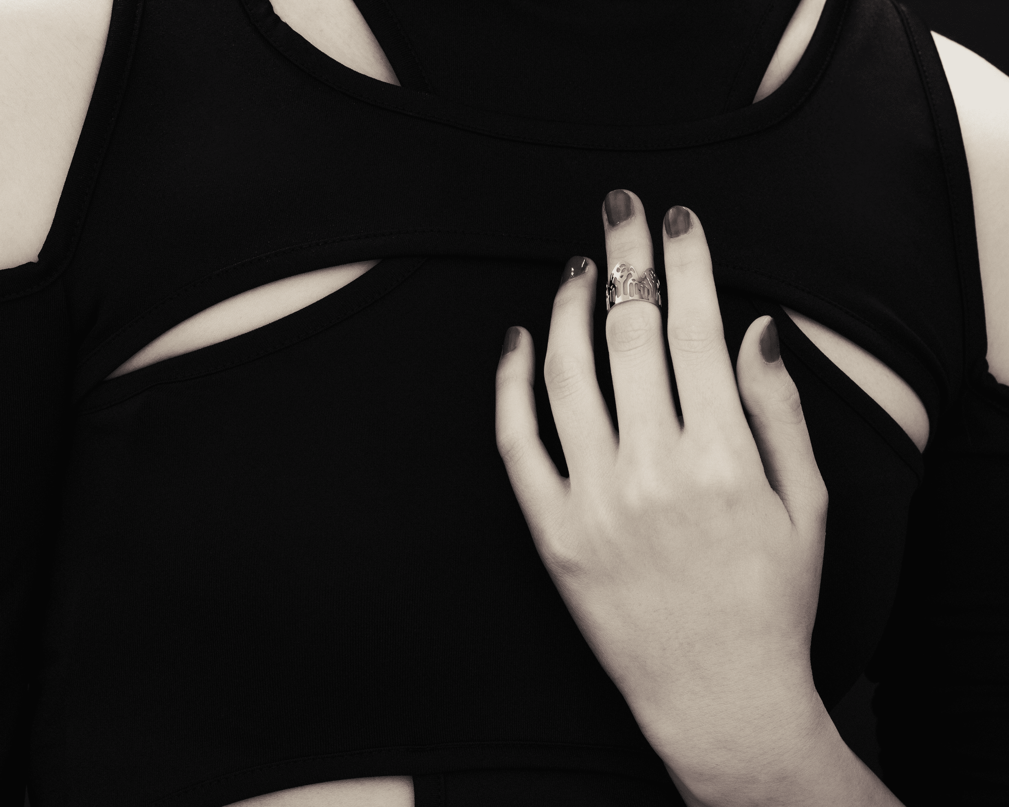 A display of Myril Jewels' handcrafted, dark-avantgarde midi ring on a hand, each with intricate gothic-inspired designs, ideal for passionate of alternative and gothic styles. The ring is from slim band resembling gothic arches, presenting a statement of bold elegance. These Italian-made pieces embody the unique, evolving aesthetic of Myril Jewels, tailored for the discerning tastes of the gothic jewelry enthusiast.
