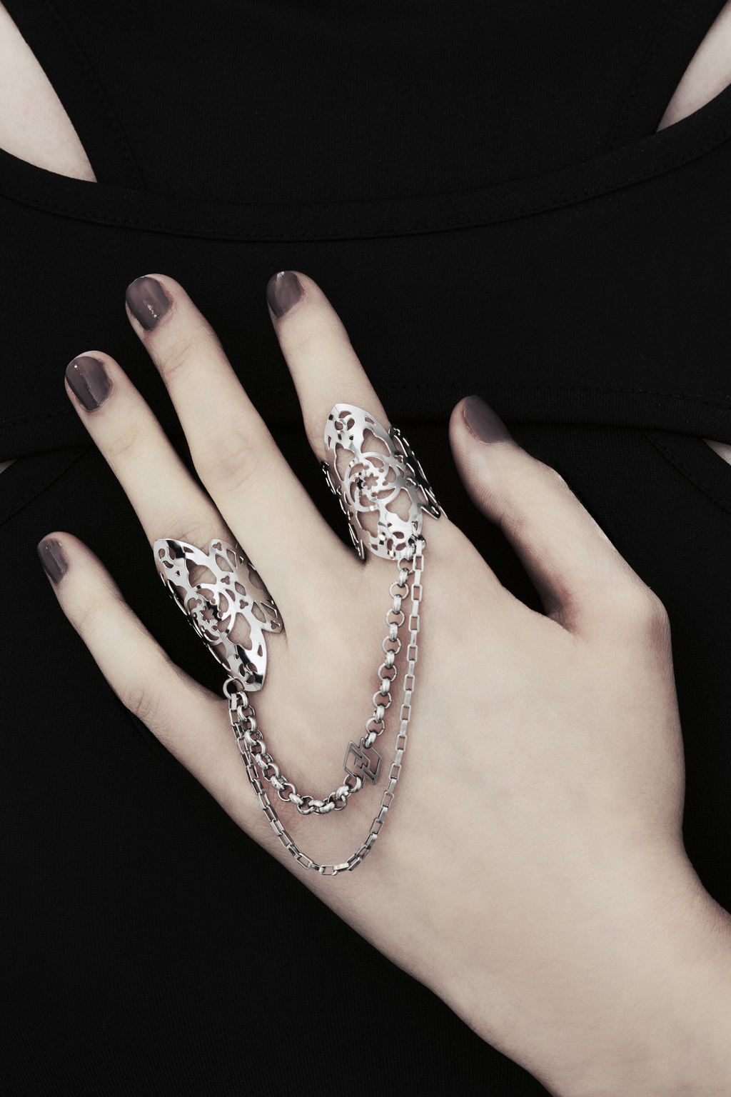 Showcased here is a hand-adorned Myril Jewels double ring, exuding dark sophistication. Crafted with minute gothic details, this piece is perfect for aficionados of the goth and alternative scene. With a design reminiscent of gothic architecture, the slender band proclaims a subtle yet bold elegance. Made in Italy, these rings are a testament to Myril Jewels' distinct and evolving dark avant-garde aesthetic, specifically catered to the refined palate of gothic jewelry admirers.