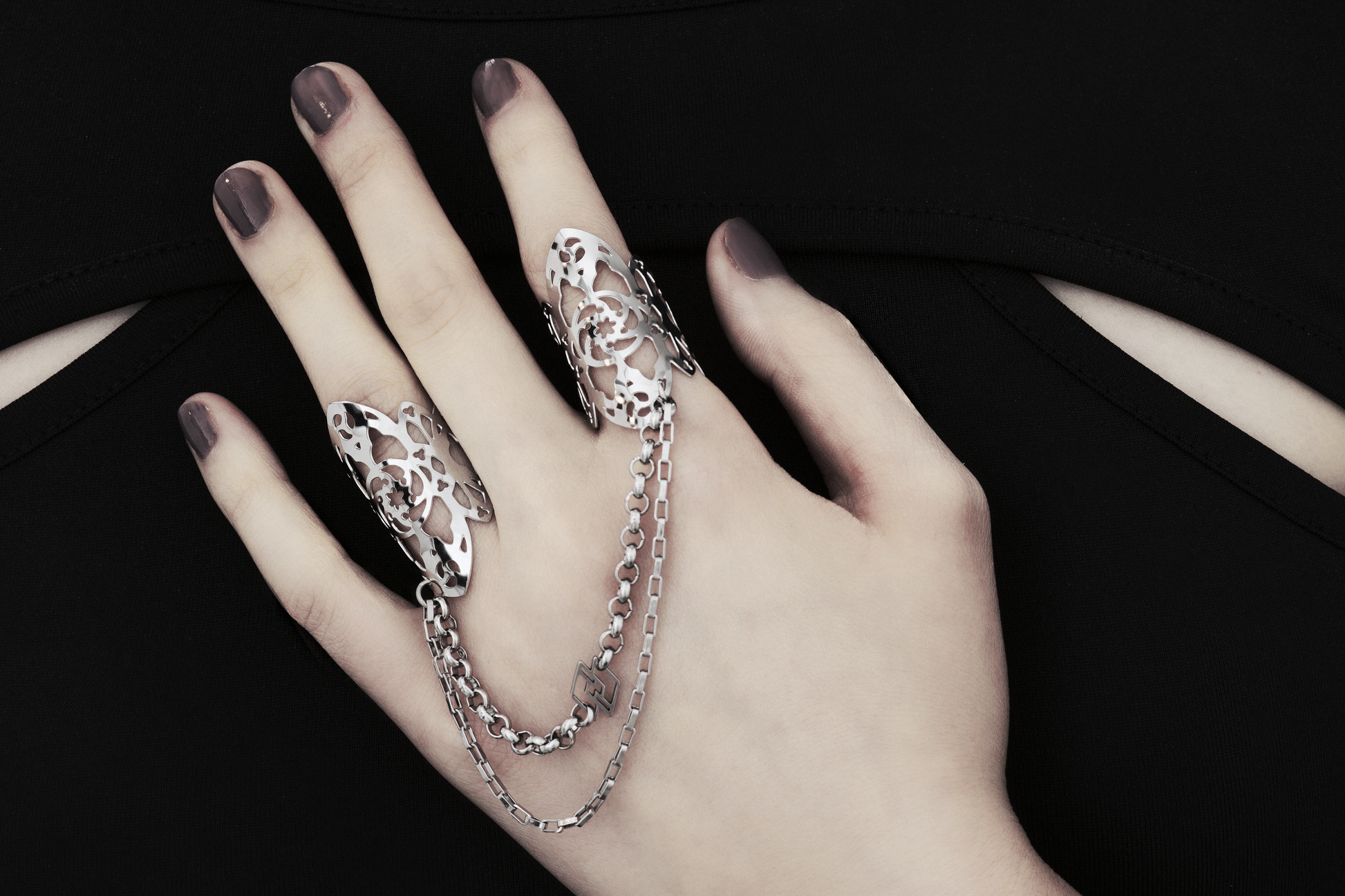 Showcased here is a hand-adorned Myril Jewels double ring, exuding dark sophistication. Crafted with minute gothic details, this piece is perfect for aficionados of the goth and alternative scene. With a design reminiscent of gothic architecture, the slender band proclaims a subtle yet bold elegance. Made in Italy, these rings are a testament to Myril Jewels' distinct and evolving dark avant-garde aesthetic, specifically catered to the refined palate of gothic jewelry admirers.