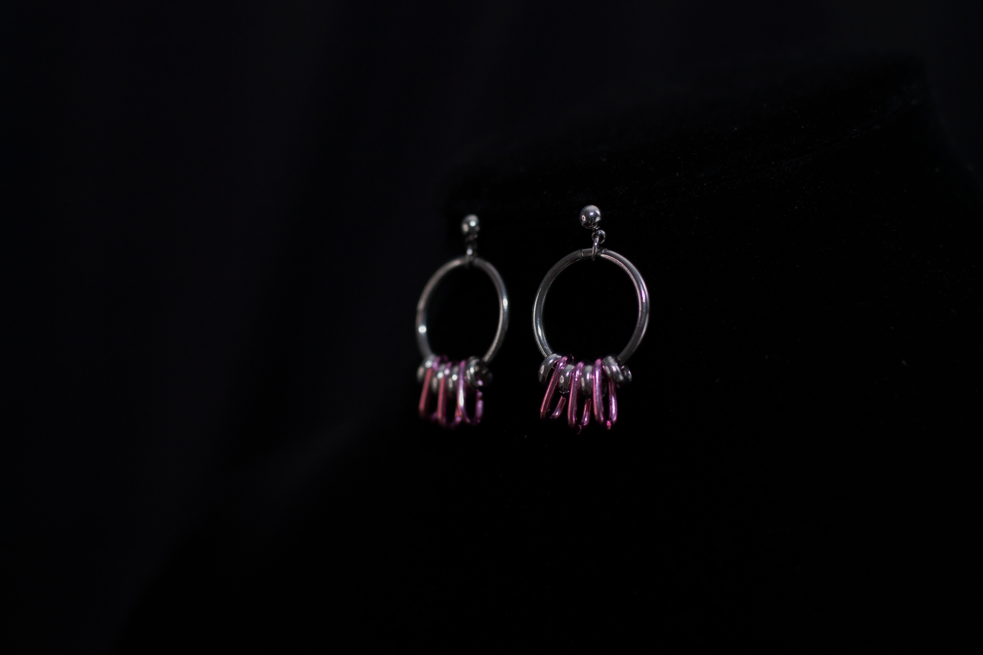 Accentuate your gothic style with Myril Jewels' silver hoop earrings, adorned with striking pink accents. Perfect for adding a splash of color to a dark-avantgarde ensemble, they're an ideal choice for gothic-chic lovers seeking a unique addition to their Halloween or everyday wear