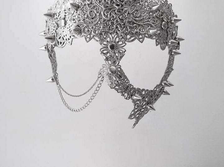 Explore the allure of Myril Jewels' handcrafted metal filigree mask, a dark-avantgarde accessory that captivates with its gothic elegance and intricate details. Ideal for gothic-chic, Witchcore, and Neo Gothic fashion, this mask is a stunning addition to any Halloween or punk-inspired jewelry collection, reflecting a perfect blend of Gothic Lolita charm and Whimsigoth mystique