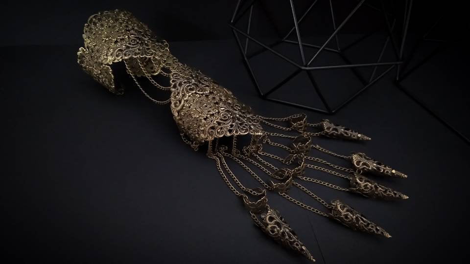 This intricate Full Hand Armor with Long Claws from Myril Jewels embodies the dark, avant-garde spirit of neo-gothic artistry. Designed for bold statement-making, it's a fusion of Halloween and punk jewelry aesthetics, ideal for witchcore enthusiasts, festival-goers, and those embracing a minimal goth lifestyle