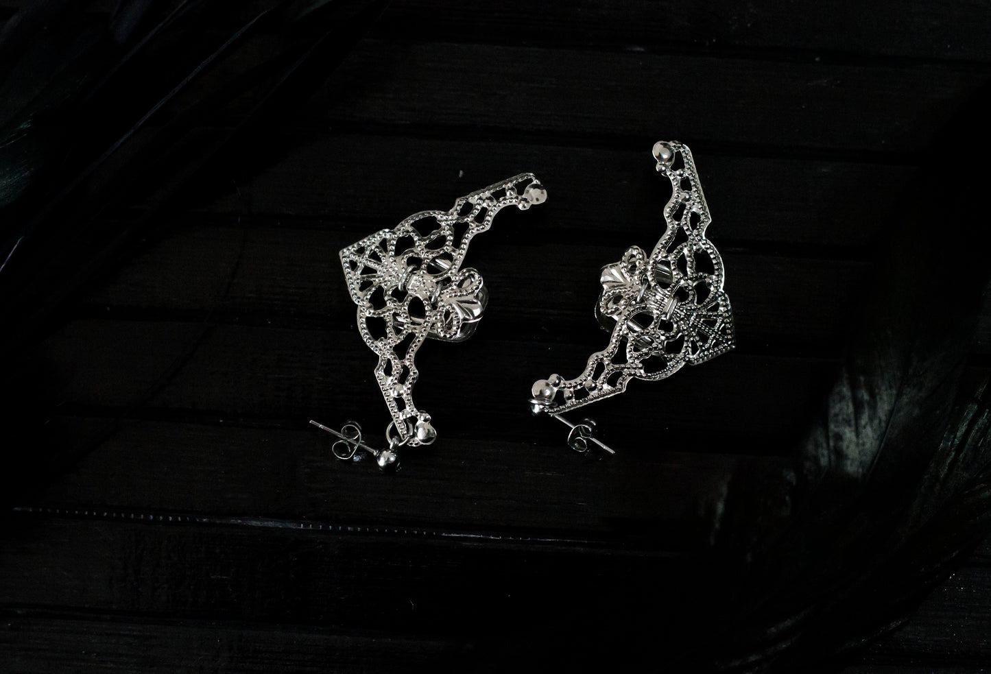 Presenting Myril Jewels' intricate cuff earrings, a masterpiece of neo-gothic design. These silver earrings feature an ornate, web-like pattern with a central floral motif, embodying the gothic-chic aesthetic. They dangle gracefully, perfect for adding a touch of whimsigoth elegance to any ensemble. Ideal for those who favor dark-avantgarde accessories, they're versatile for daily wear or as a highlight for rave party attire, encapsulating the essence of festival jewels with a witchcore twist.