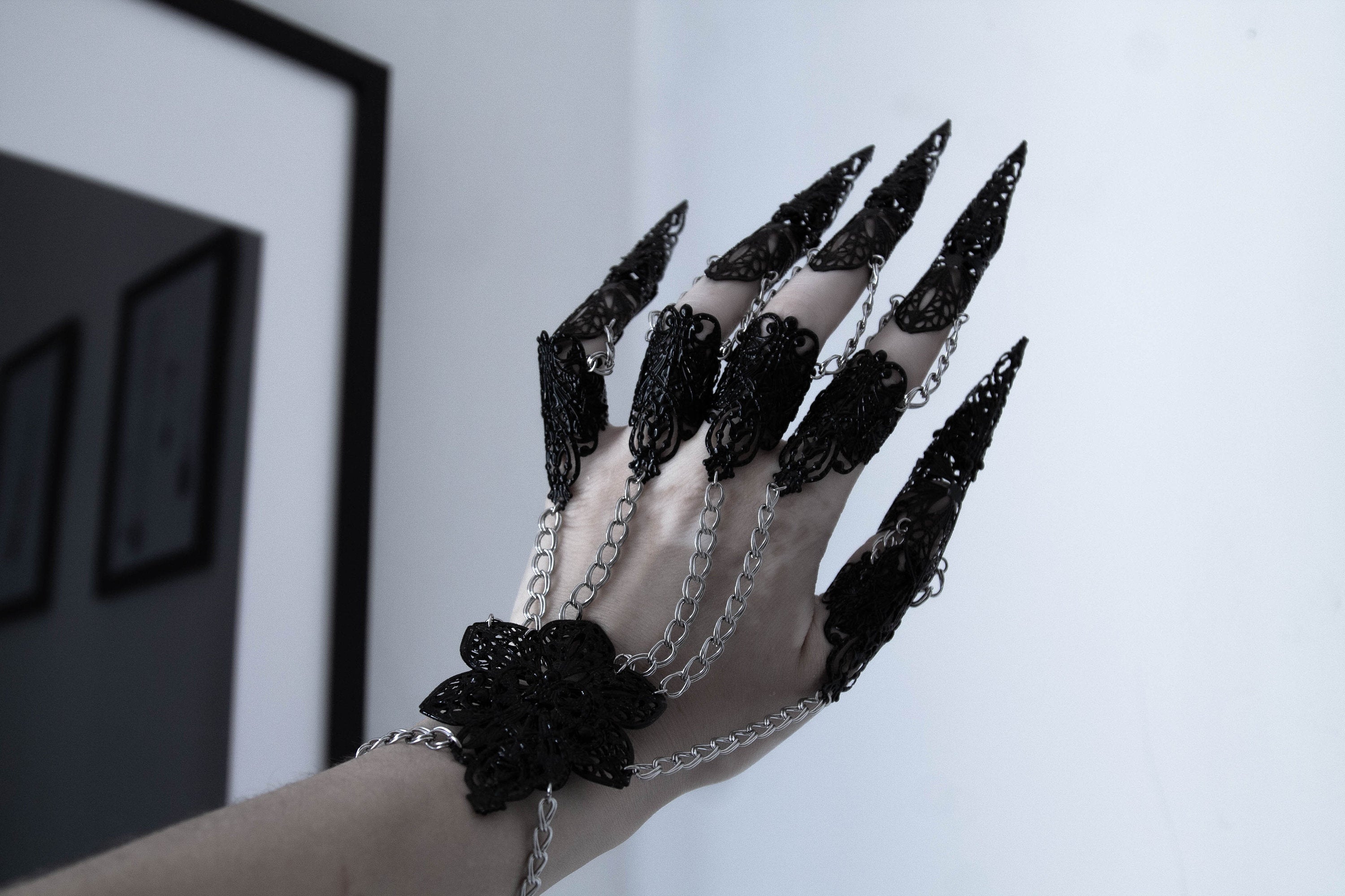 Dive into the gothic elegance of Myril Jewels with these full-hand armored claw rings, intricately designed for the avant-garde individual. Perfect for gothic, punk, and Neo Gothic enthusiasts, these rings are an essential accessory for Halloween, Gothic Lolita fashion, and Gothic-chic events. They're also a daring choice for Whimsigoth and Witchcore outfits, everyday minimal goth style, or to add an edge to drag queen performances