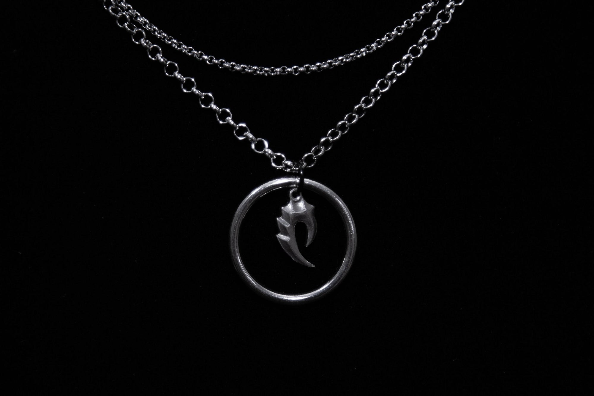 Elegant Myril Jewels chain necklace featuring a central O-ring pendant, exemplifying minimalist gothic style. This sleek piece suits everyday wear and adds a subtle edge to festival or rave outfits, making it a perfect goth girlfriend gift.