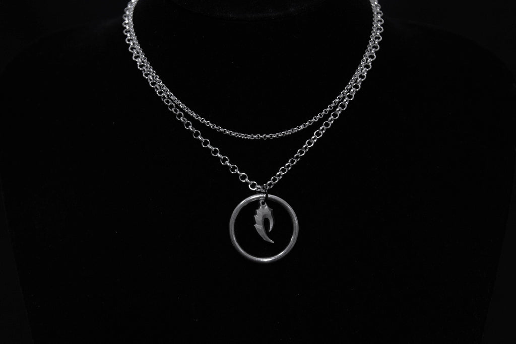 An elegant chain necklace by Myril Jewels featuring a sleek o-ring pendant, embodying the minimalist gothic-chic aesthetic. Ideal for daily wear or as a subtle yet stylish accessory for festival outfits and rave parties.