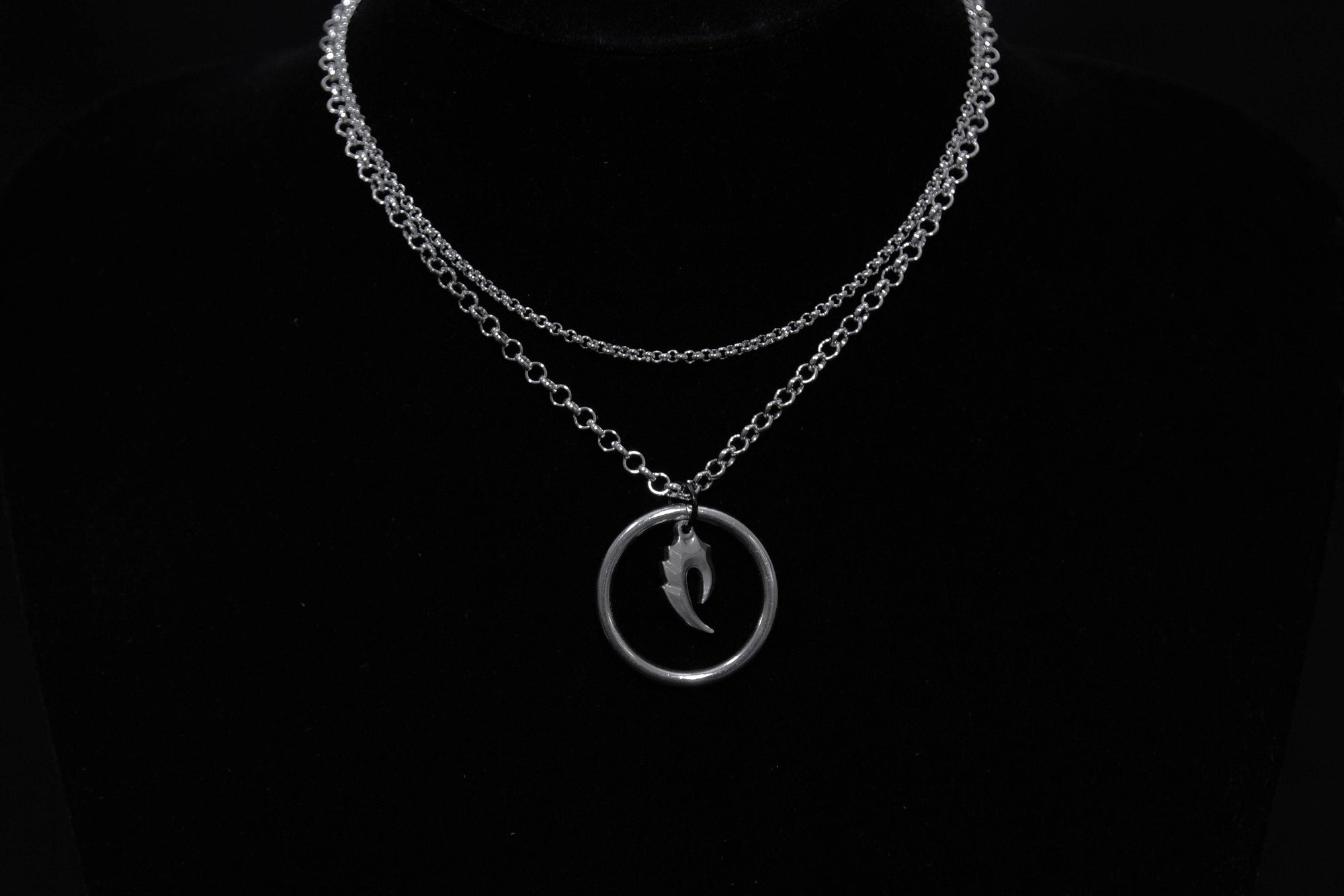 An elegant chain necklace by Myril Jewels featuring a sleek o-ring pendant, embodying the minimalist gothic-chic aesthetic. Ideal for daily wear or as a subtle yet stylish accessory for festival outfits and rave parties.