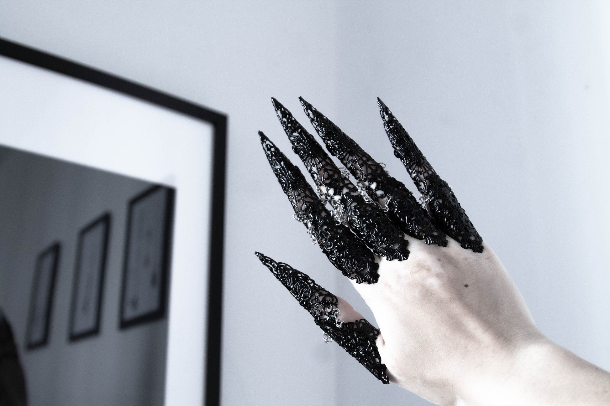 Intricate Myril Jewels gothic black full finger rings with elongated claws, a dark-avantgarde accessory for a dramatic statement, perfect for witchcore and neo-gothic fashion lovers