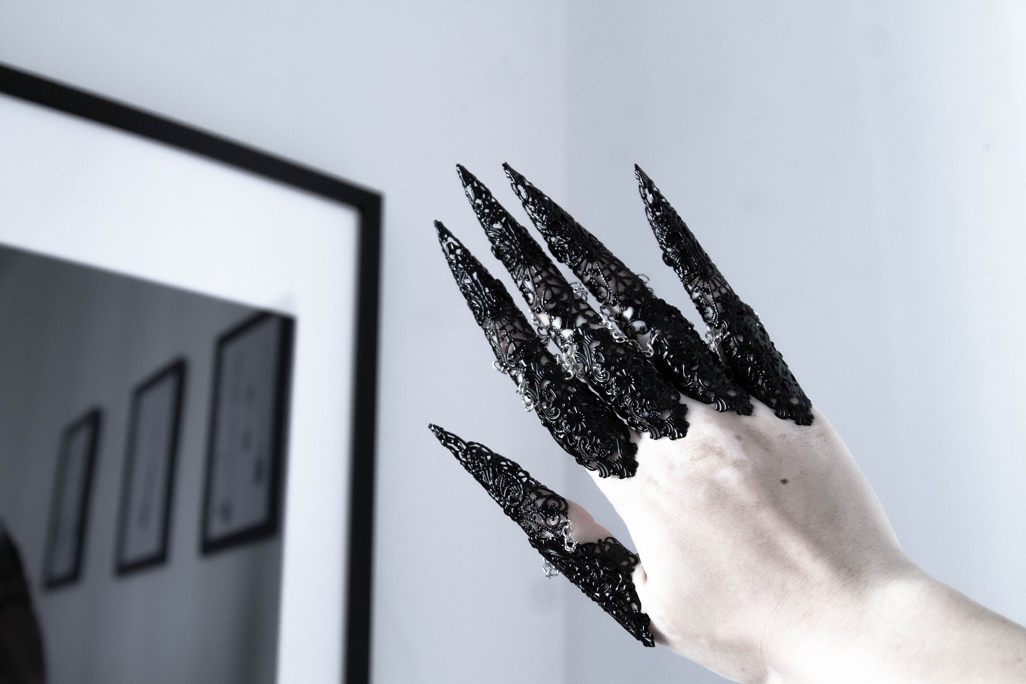 Intricate Myril Jewels gothic black full finger rings with elongated claws, a dark-avantgarde accessory for a dramatic statement, perfect for witchcore and neo-gothic fashion lovers
